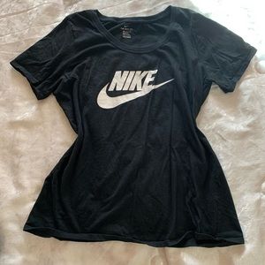 women’s black nike t shirt logo